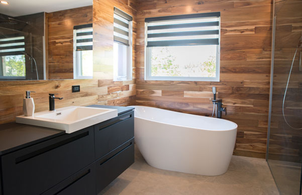 Salle de bain avec mur en bois franc